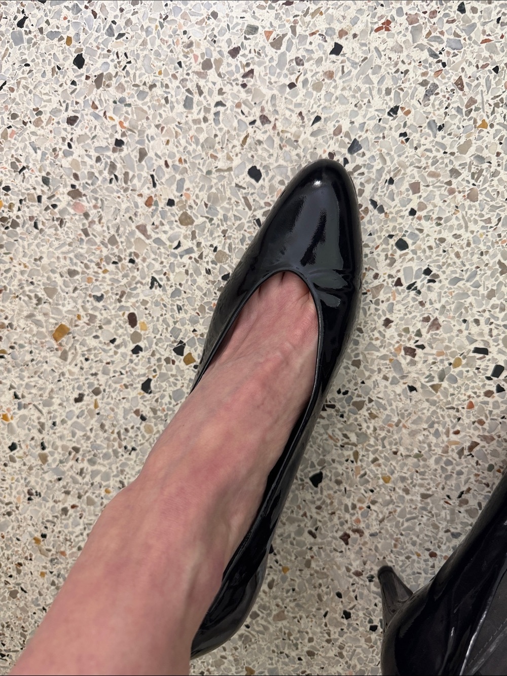 Stuart Weitzman black patent leather round toe cleavage heels pumps 11